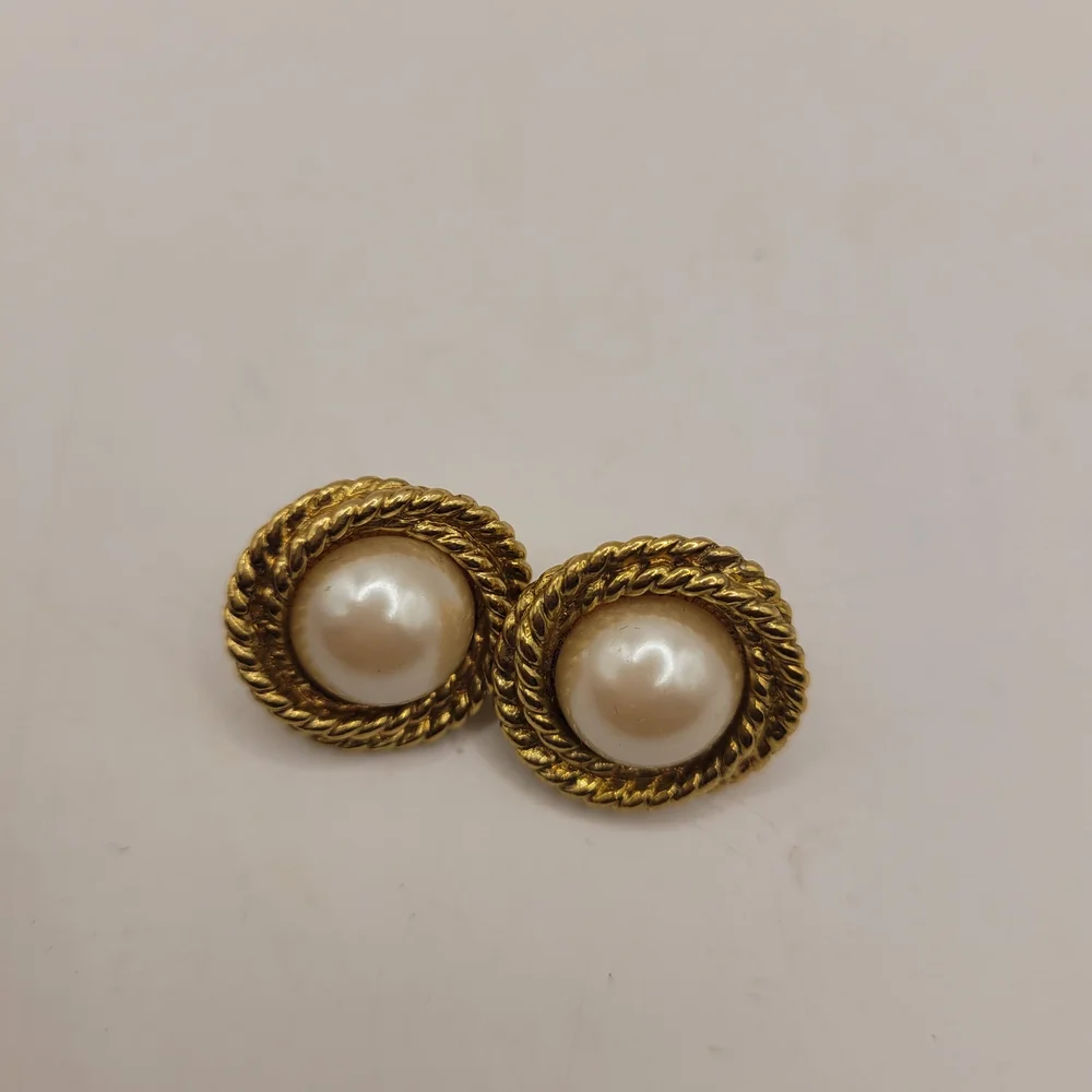 Sarah Coventry Gold and Cream Earrings